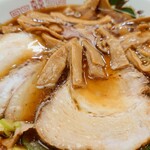 そば処 更科 - 厚切りチャーシューが6枚。