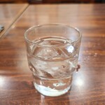 そば処 更科 - 着席後すぐに提供してくれる、冷たいお水。