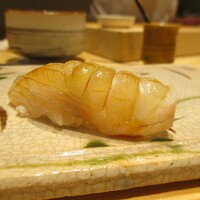 鮨 功 - スズキ 篠島：鯛の2倍ほどの値段で取引きされているそうです。