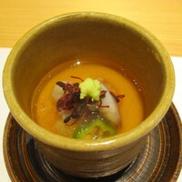 鮨 功 - 玉子豆腐：水ダコ（青森）とオクラ、ヤングコーン、赤キャベツのスプラウトetc. の夏野菜と共にいただきます。