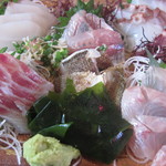 朝獲れの、お刺身盛り合わせ（１５００円）のアップ。