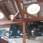 平塚漁港の食堂 - 天井は高く、開放的で落ち着いた空間。