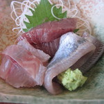 平塚漁港の食堂 - 鯵のひつまぶし膳についてくる、お刺身。鰯の刺身がメッチャクチャ新鮮で、ビックリしました！