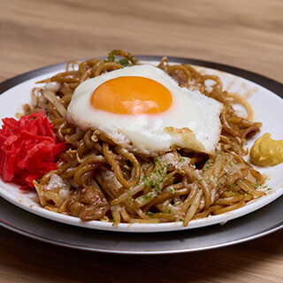 《焼きそば》パンチのある濃厚な特製ドロソースが決め手！