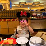 ディズニーアンバサダーホテル - ミッキーの「パンケーキ」を嬉しそうに食べるミニザウルス♪