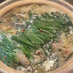 もつ鍋専門店 元祖もつ鍋楽天地 - ニンニクは必ずすって入れる。