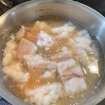 もつ鍋専門店 元祖もつ鍋楽天地 - 60度のお湯に大さじ1の味噌を溶かしつかってもらう