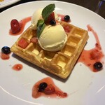 フード&バー カーニャ - ベルギーワッフル&バニラアイス　ベリーソース　☆4.0