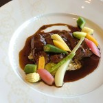 仔羊背肉のロースト　温野菜載せ　マスタード風味のマデラソース