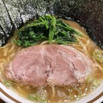 横浜家系ラーメン 三郷家 - チャーシュー＆ほうれん草。