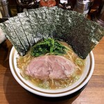 横浜家系ラーメン 三郷家 - ラーメン900円硬め濃いめ多め。海苔増し100円。