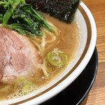 横浜家系ラーメン 三郷家 - 旨味たっぷりの豚骨スープ。