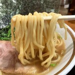 横浜家系ラーメン 三郷家 - 麺リフト。