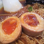 濃厚魚介らぅ麺 純 - 味付け玉子、よく冷えてます。