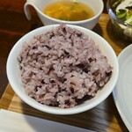 キッチン ブルー グローブ - 黒米大盛りのアップ