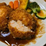 キッチン ブルー グローブ - プリっプリっなカツレツをカット