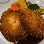 キッチン ブルー グローブ - 正面から、こんがり仕上がったカツレツ