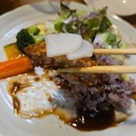 キッチン ブルー グローブ - カツレツにお新香を添えて