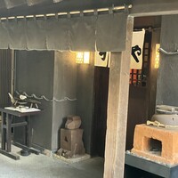 赤坂うまや - お店の入り口。へっついやらなんやら小道具沢山。