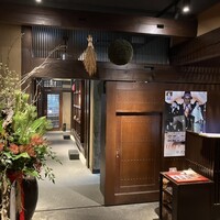 赤坂うまや - 番台？とでも呼ぶ玄関入ってすぐのスペース。どこの文化財ですか？と聞きたくなるくらい和がてんこ盛り。