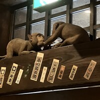 赤坂うまや - 玄関の上に猿の木像。猿之助ゆかりのお店なのでこうした小道具あしらっているのだろうか？