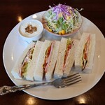 ディオ - ◯ハム野菜サンド
ハムにきゅうり、レタスが挟まれていて
具材的にも『フルセットなハムサンド』となり

そこに軽くブラックペッパーまで掛けてあるので
味わいには軽く締まり感もあり