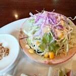 ディオ - ◯サラダ
何だろう❔このドレッシング❔

市販のサウザンアイランドドレッシングに
マヨネーズを混ぜてる様な味わいで普通には美味しい