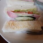 ディオ - 入ってるか❔入ってないか❔
分かりづらいけれど、軽くカラシが入っている

カラシマヨネーズが食パンに塗られている

『分かってるなあ❗️』と思える味わい

当然これは美味しく感じるぞっ❗️