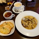 ピオ - 料理写真:折角イタリアンに来たのだから

●ボンゴレビアンコ ランチ　1,000円

●ランチのコーヒー　＋250円

合計　1,250円　を注文してみた
