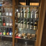 ホテル双葉 - バーの周りの新潟酒オブジェ