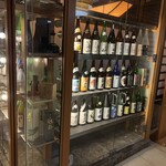 ホテル双葉 - バーの周りの新潟酒オブジェ