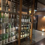 ホテル双葉 - バーの周りの新潟酒オブジェ