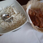 Il Terrazzino - パスタにかけるチーズとマテーラパン