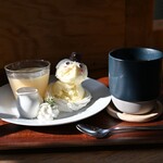 CAFE木と本 - ぷりん スノーマンプレート、コーヒー