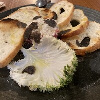 アカミヤコウシ - 【肉の逸品】黒毛和牛のタルタル　真ん中にお肉のタルタルが隠れてます