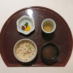 ＴＳＵＫＩＭＩＳＯ - ランチコース 3500円 の真鯛のご飯、味噌汁、香の物、ほうじ茶