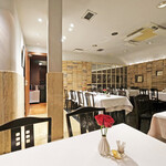 ＴＳＵＫＩＭＩＳＯ - 店内のテーブル席の風景です