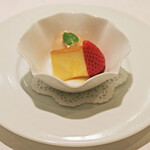 ＴＳＵＫＩＭＩＳＯ - ランチコース 3500円 のカスタードプリン、苺ミルクの餡入り葛餅、苺