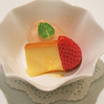 ＴＳＵＫＩＭＩＳＯ - ランチコース 3500円 のカスタードプリン、苺ミルクの餡入り葛餅、苺