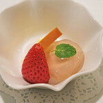 ＴＳＵＫＩＭＩＳＯ - ランチコース 3500円 のカスタードプリン、苺ミルクの餡入り葛餅、苺