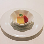 ＴＳＵＫＩＭＩＳＯ - ランチコース 3500円 のカスタードプリン、苺ミルクの餡入り葛餅、苺