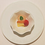 ＴＳＵＫＩＭＩＳＯ - ランチコース 3500円 のカスタードプリン、苺ミルクの餡入り葛餅、苺