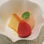 ＴＳＵＫＩＭＩＳＯ - ランチコース 3500円 のカスタードプリン、苺ミルクの餡入り葛餅、苺
