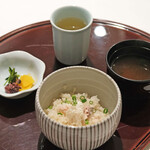 ＴＳＵＫＩＭＩＳＯ - ランチコース 3500円 の真鯛のご飯、味噌汁、香の物、ほうじ茶