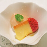 ＴＳＵＫＩＭＩＳＯ - ランチコース 3500円 のカスタードプリン、苺ミルクの餡入り葛餅、苺