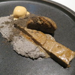 ライラ - コンクリートのデザート、ライラの店内をイメージして