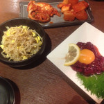 Sannomiya Sakaba Jounetsu Horumon - 豆もやし（290円）、キムチ二種盛り（390円）、さくらユッケ（790円）