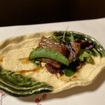 祇園 京料理 花咲 - 京都牛のステーキ 赤キャベツの新芽 スナップエンドウ