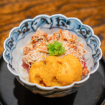 肉割烹 上 - 小丼 セイコ蟹　塩水雲丹　千枚漬け リブカブリ