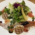 ルヴェール - ◉ 赤海老の炙り焼きと帆立貝のサラダ
      　☘️ 赤海老ぷりっぷり！
      　　ドレッシングの調合も素敵でした❤️